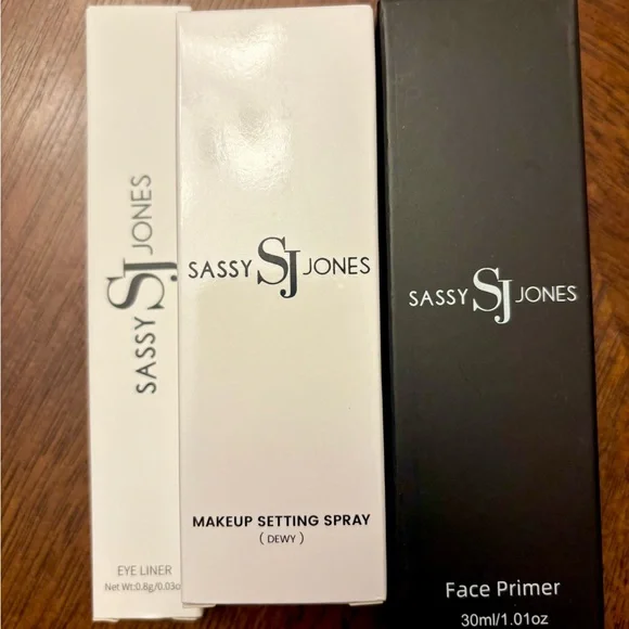 Sassy Jones Makeup Palette, Remover Wipes, Eyeliner, Setting Spray, Face Primer - Picture 2 of 8